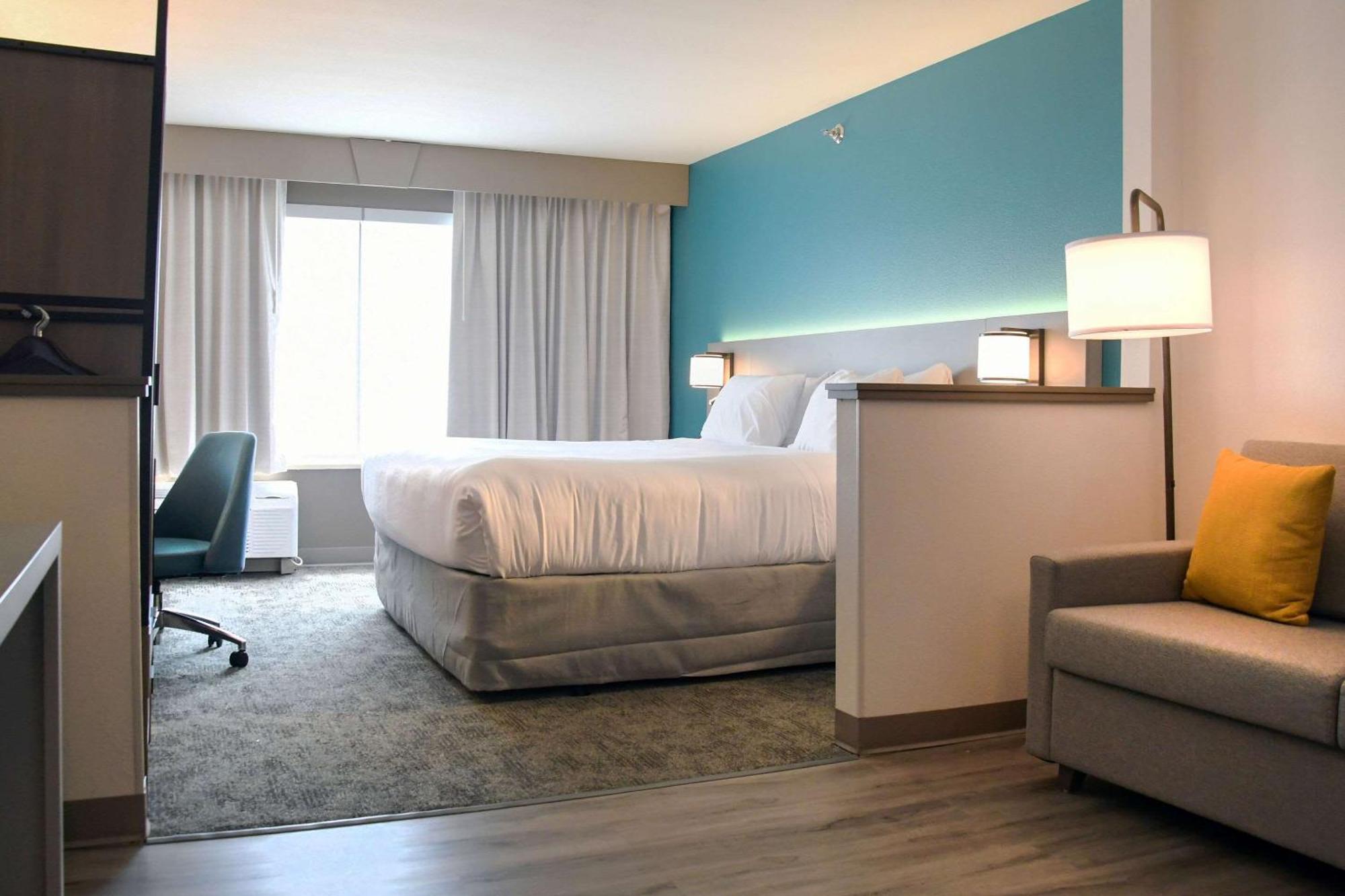 Comfort Inn & Suites Nw Milwaukee Germantown Exterior photo